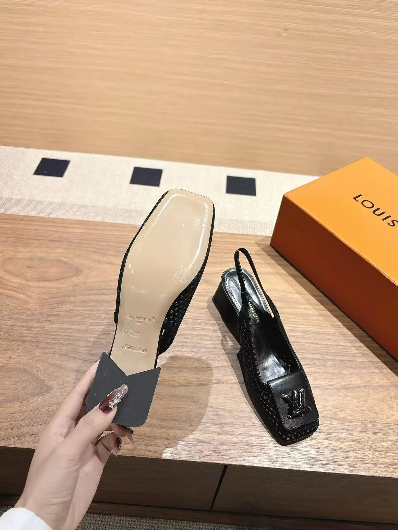 👟👟Ex-factory price 600👟👟 LV Louis Vuitton 25ss top version. Features the latest SHAKE hollow slingback sandals. Hard goods are new. Purchasing level! Full of high-end sense! A popular one among domestic and foreign bloggers. It is retro and fashionable and looks great on the feet! The main model on the official website. Upper: original customized cowhide surface. Lining: imported goatskin lining. ·Outsole: original Italian leather outsole ■Height: 3.5cm5.5cm ·Shoe size: 35-40 (41, 42 customizations are not returnable)